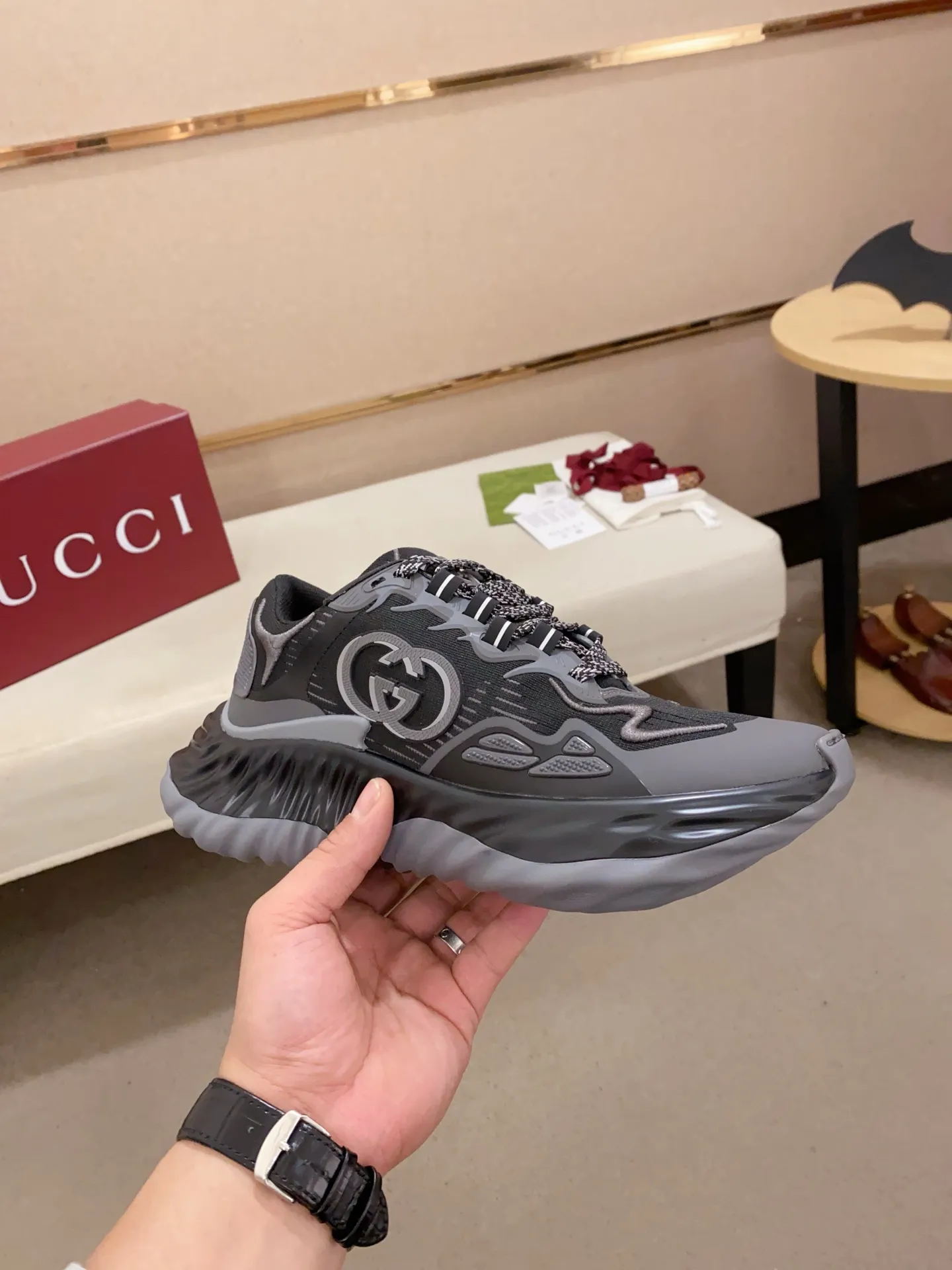 Men's shoes💰: 840💰High version of Gucci series couple's thick-soled sneakers! Gucci Gucci wave shoes Gucci's new designer has brought a new design, with a more comfortable foot feel and a new wave design. GUCCI's new Ripple wave shoes have an upper made of soft nappa leather and mesh. The foamed TPU midsole provides excellent comfort and feels like falling into the clouds. This new sports shoe adopts a thick-soled design, with a stitched leather upper and mesh, showing a full sense of technology. The two major brand logo details, the 3D-effect interlocking Double G leather patch and the Gucci letter metal hardware, inject a dazzling texture into the overall design. These shoes are crafted from silver metallic leather. Silver metallic leather, leather piping mesh details, Gucci lettering metal hardware, interlocking double G patch, lightweight rubber sole, top stitching and comes with a pair of shoelaces. Size: Women's 35-40 (can be customized to 34.41).        Male 39-44 (38.45 can be customized).